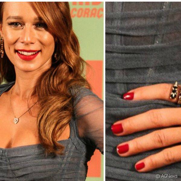 Mariana Ximenes escolheu combinar a maquiagem com as unhas em um vermelho bem aberto e vibrante